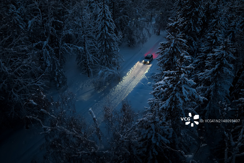 汽车在夜晚的雪地里行驶图片素材