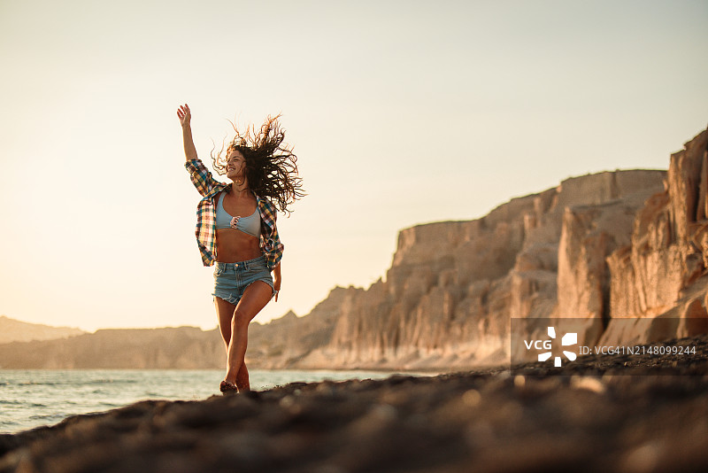 在夏日海滩上玩耍的快乐女人图片素材