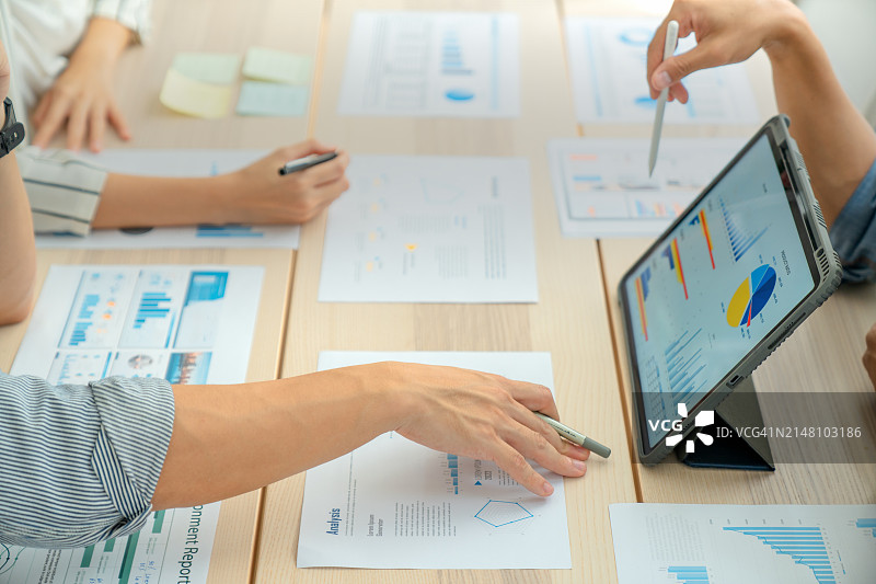 商务同事在现代办公室分析财务数据图片素材