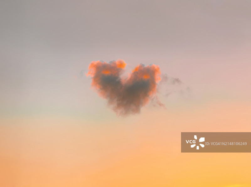 日落时分心形云朵图片素材