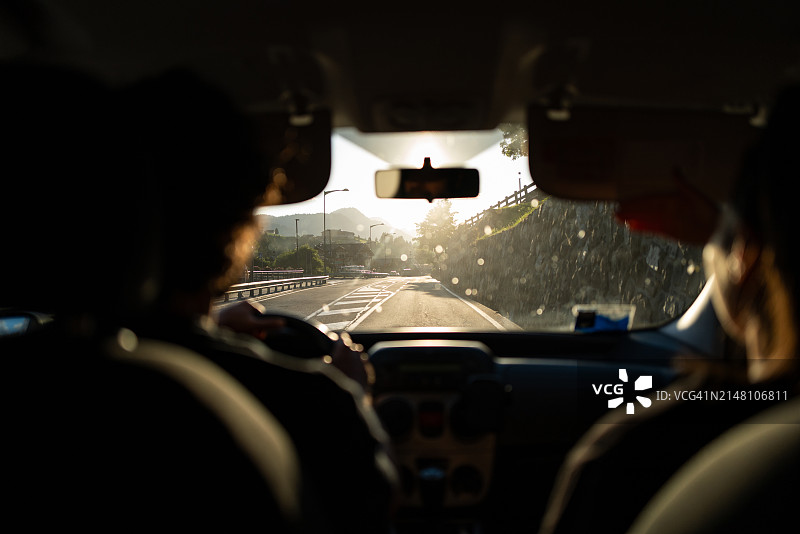 行驶在意大利道路上的车辆视角图片素材