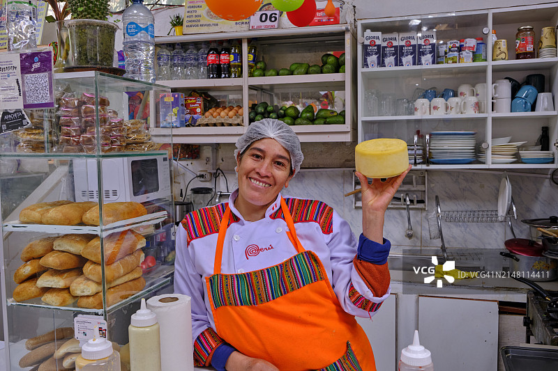 秘鲁库斯科圣布拉斯市场的奶酪商贩图片素材