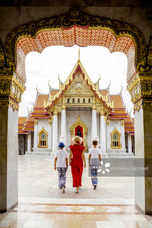 一家人在曼谷大理石寺内散步图片素材
