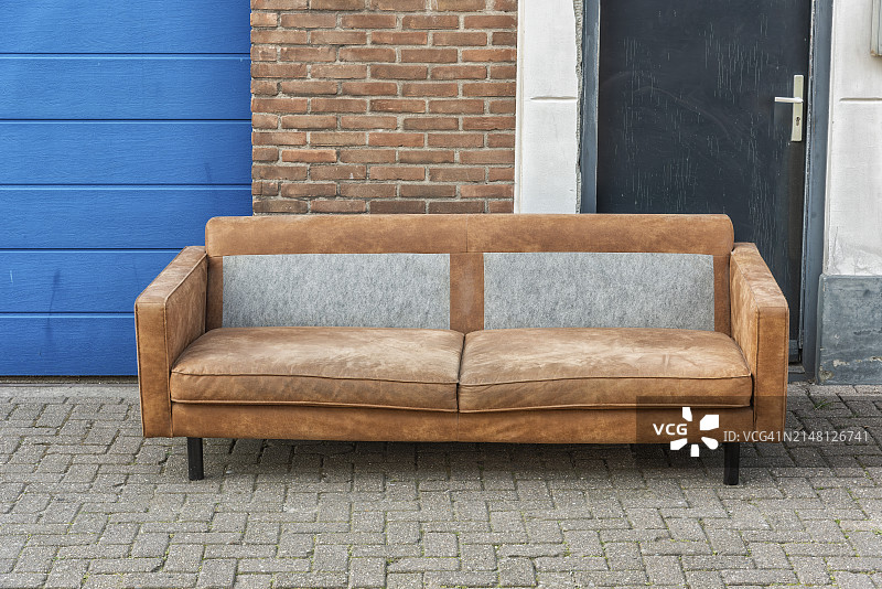 棕色皮革沙发在街头图片素材