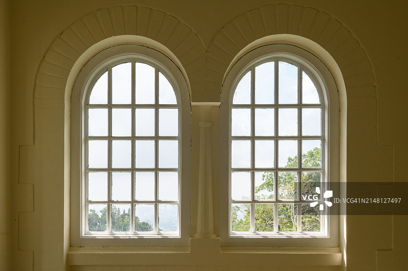 室内两扇空拱形窗户图片素材