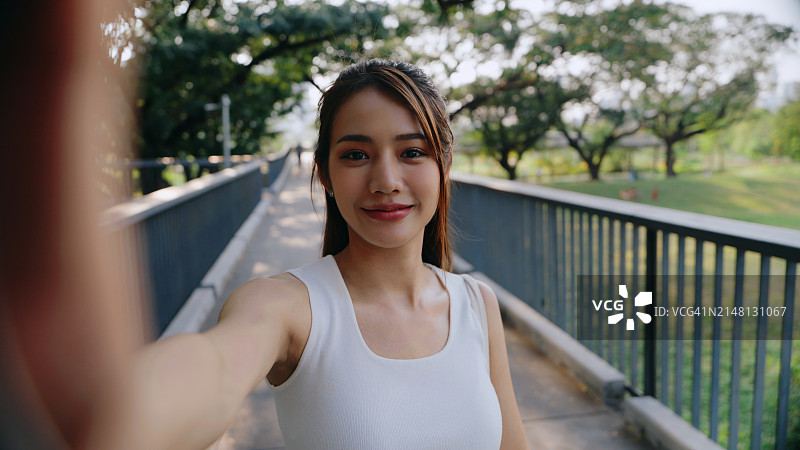 主视角：快乐的女人在阳光下自拍图片素材