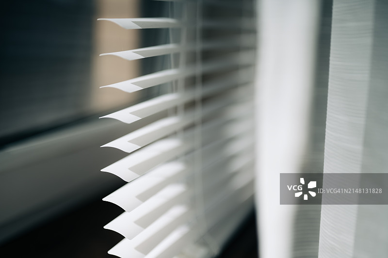 办公室百叶帘，现代木制百叶帘，办公室会议室照明范围控制。图片素材