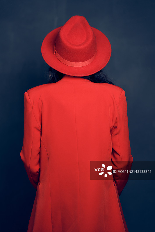 身穿红色外套头戴红色帽子的女子，书封设计图片素材