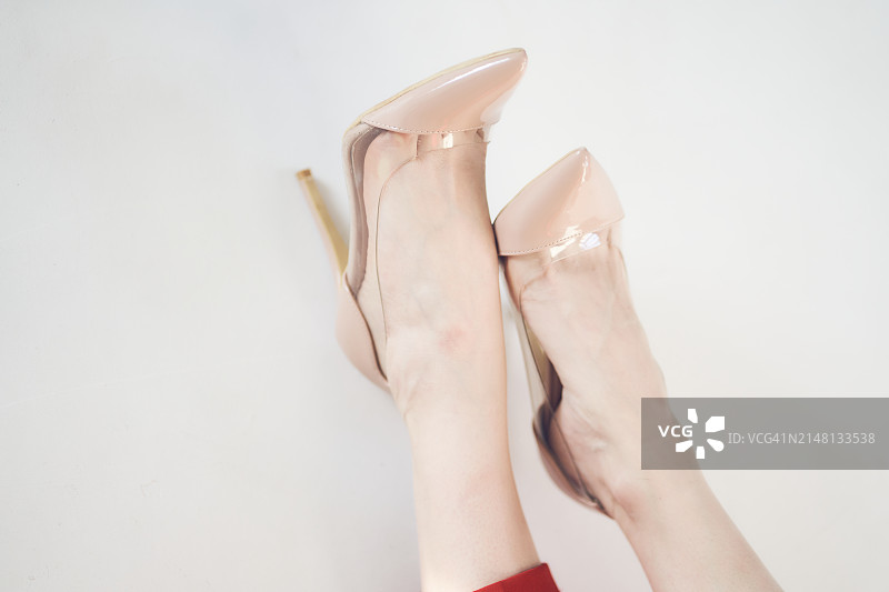 女士脚上的米色高跟鞋图片素材