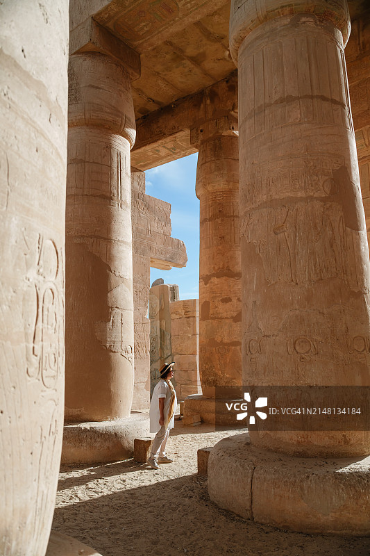 在埃及卢克索拉美西斯二世神庙遗址参观的人图片素材