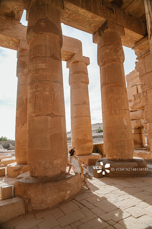 在埃及卢克索拉美西斯二世神庙遗址参观的人图片素材