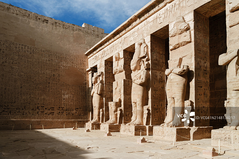 埃及哈布城神庙的法老雕像图片素材