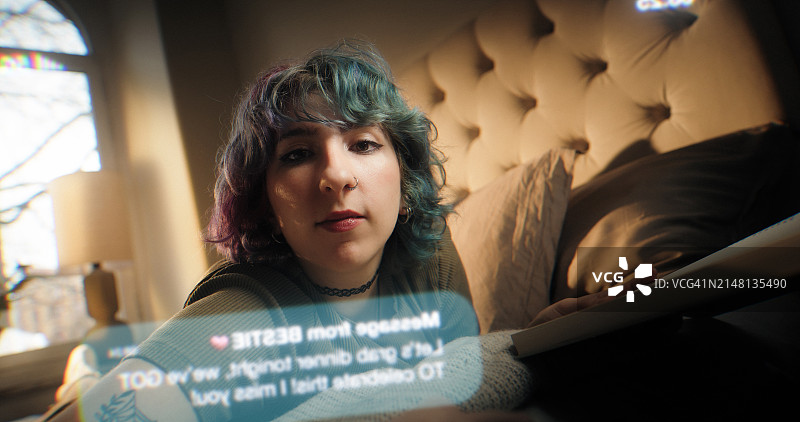 女人在手机上阅读短信的视角图片素材