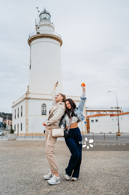 两个女人在西班牙马拉加街头玩耍图片素材