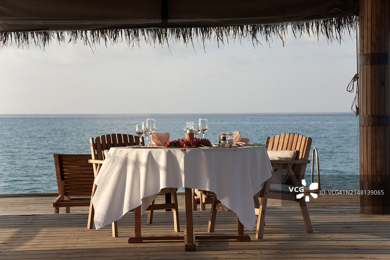 马尔代夫码头上浪漫晚餐的餐桌布置图片素材