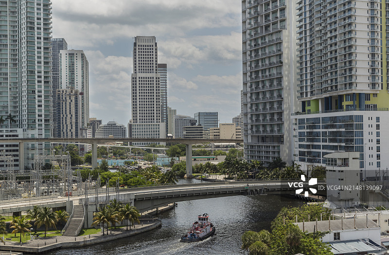 迈阿密河上的拖船图片素材