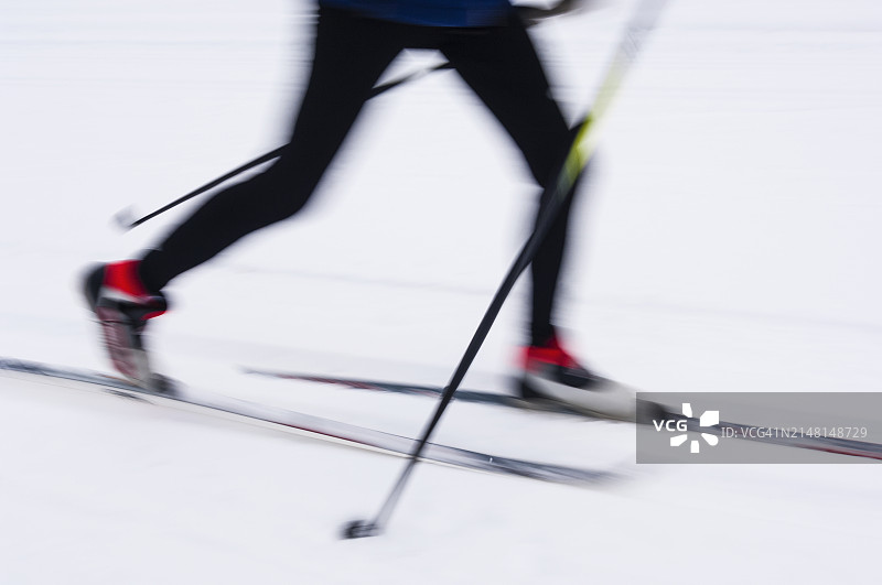 运动中的越野滑雪者图片素材