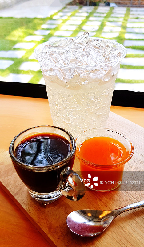 桌子上的饮料特写图片素材