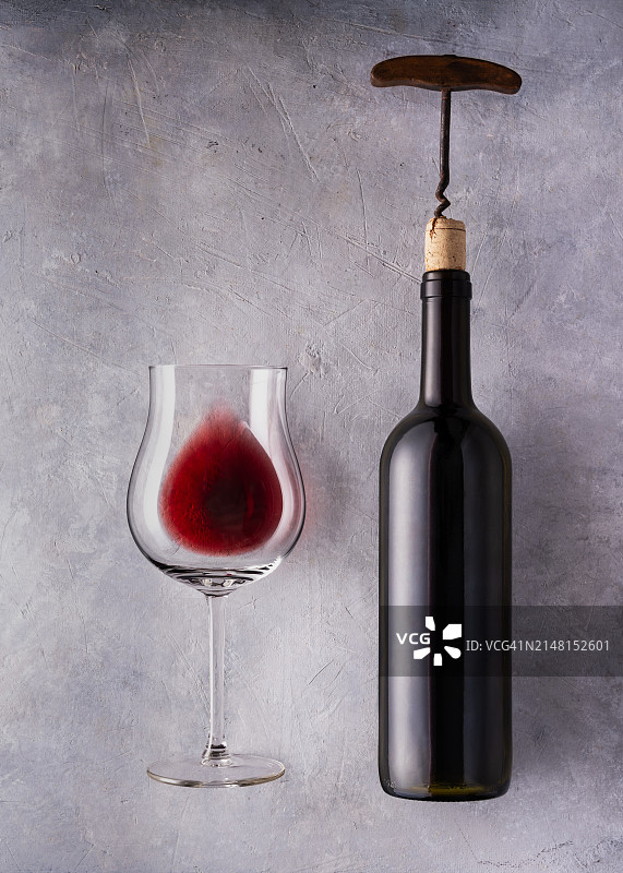 俯视角度拍摄的葡萄酒瓶，位于意大利的桌子上图片素材