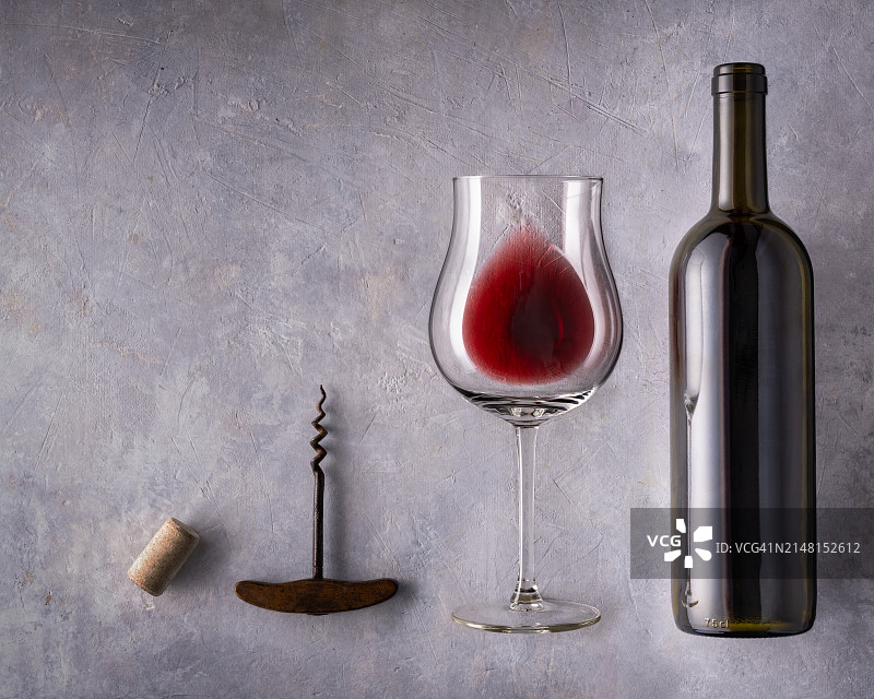 俯视角度拍摄的餐桌上的葡萄酒瓶图片素材