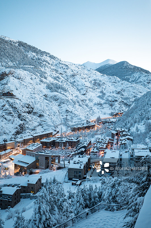 白雪覆盖的房屋和建筑物对着天空的高角度视图图片素材