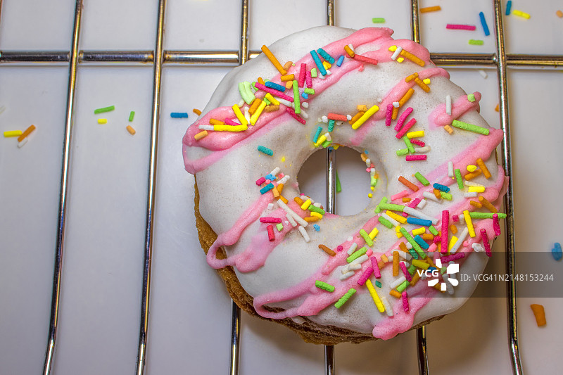 桌子上甜甜圈的特写图片素材