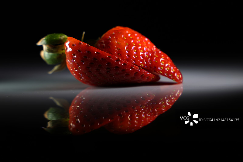 黑色背景上的草莓特写图片素材
