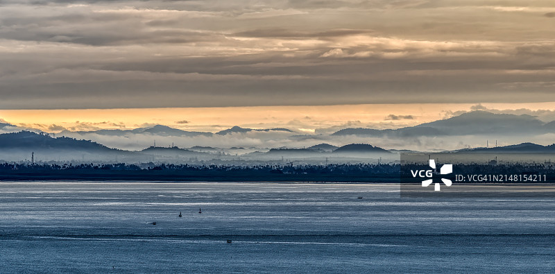 日落时湖对天空的风景图片素材