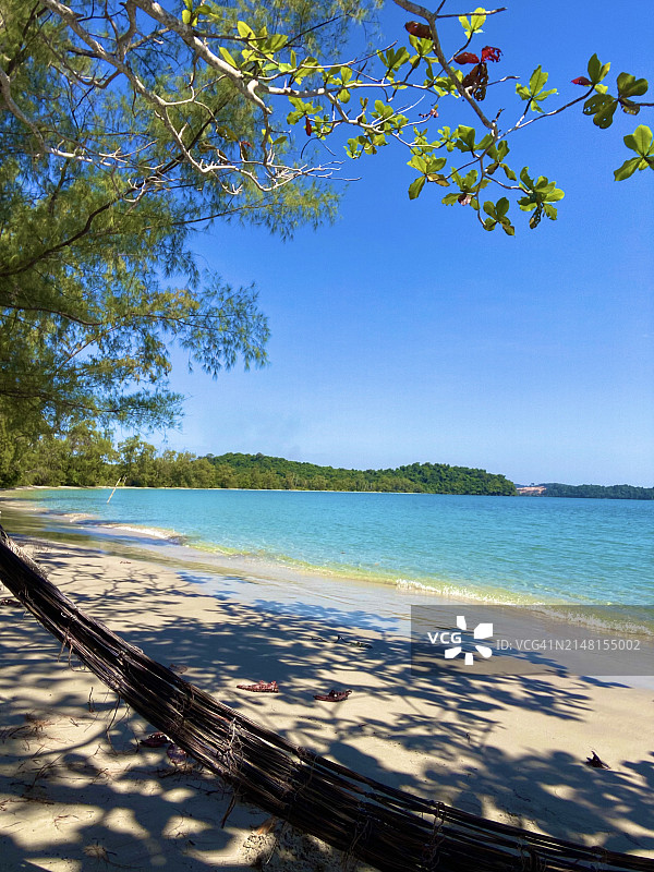 湛蓝的天空衬托着美丽的海景图片素材