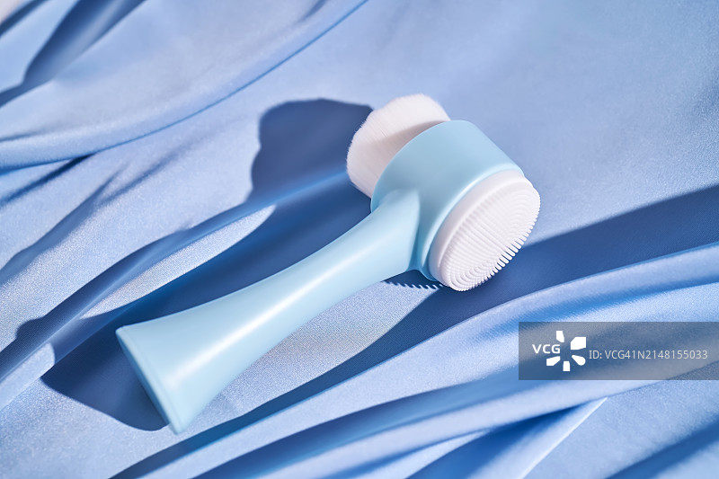 床上的熨斗特写图片素材