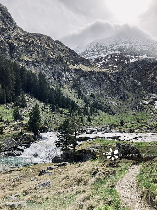 瑞士图耶奇天空下风景图片素材
