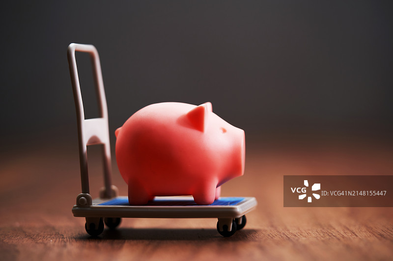 桌上的小猪储蓄罐特写图片素材