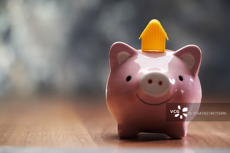 桌上的小猪储蓄罐特写图片素材