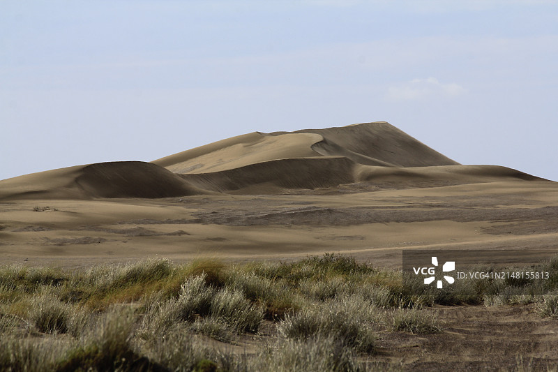 沙漠映衬天空的美景图片素材