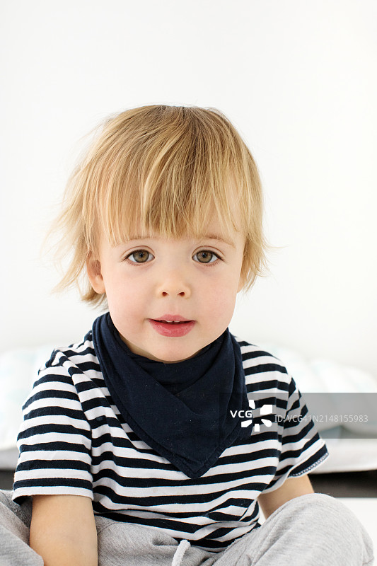 可爱男孩居家沙发肖像图片素材