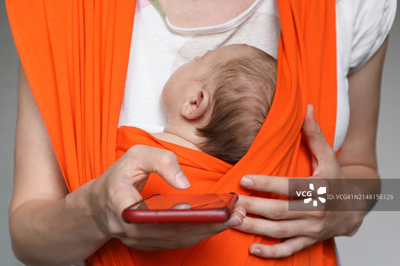 母亲给男婴喂奶的半身像图片素材