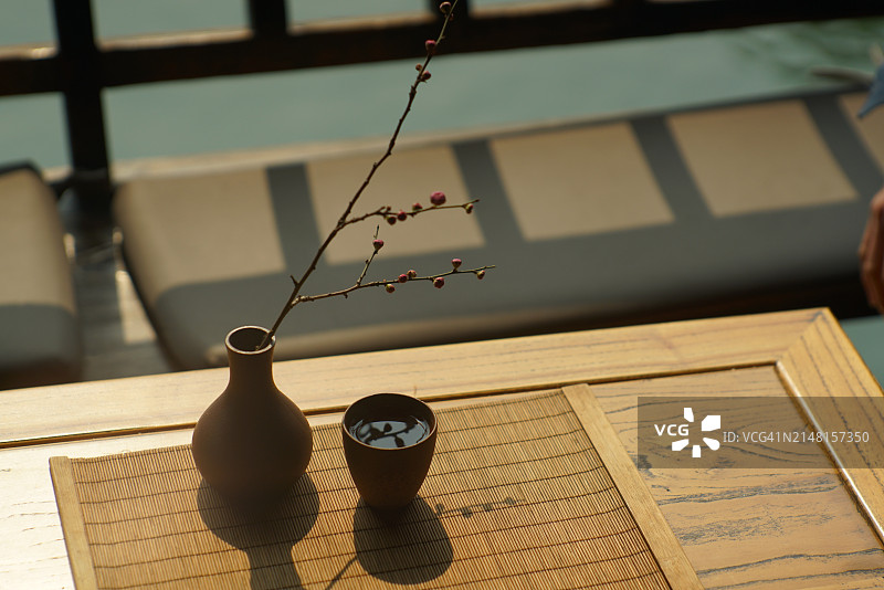 桌子上花瓶的俯视图图片素材