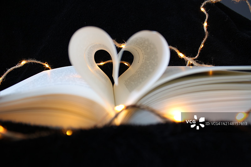 书页在桌上组成的心形特写图片素材