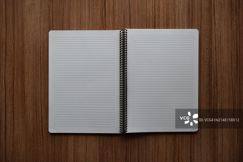 木桌上打开的书本的俯视照片图片素材