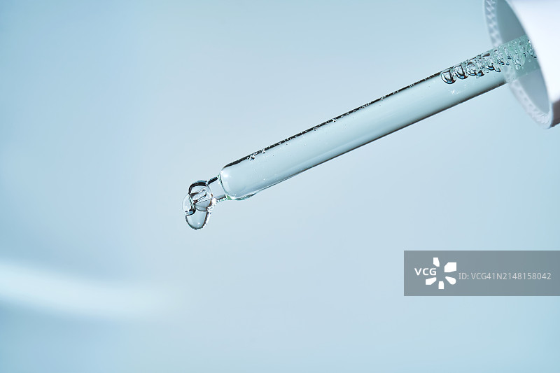 蓝色背景下的水瓶特写图片素材