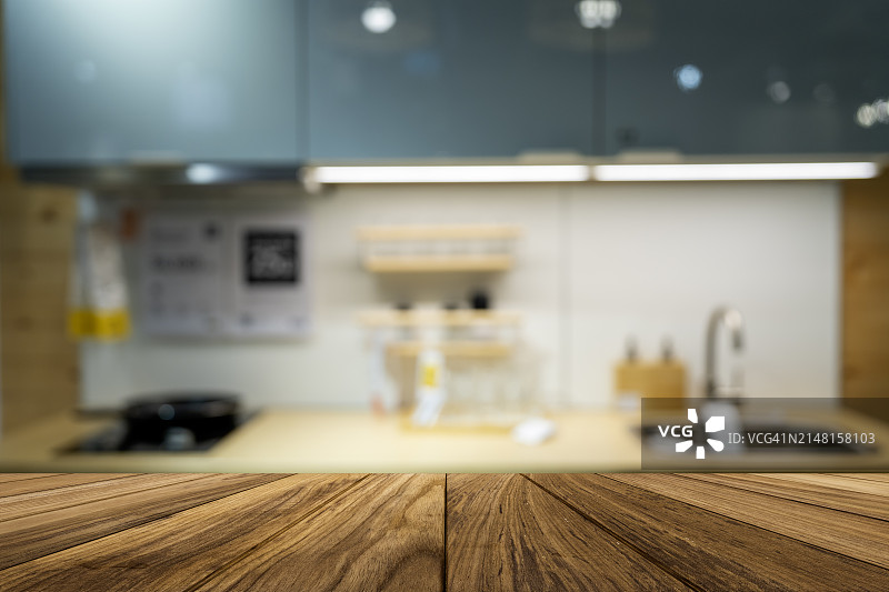 模糊厨房墙壁房间背景上的木桌面图片素材