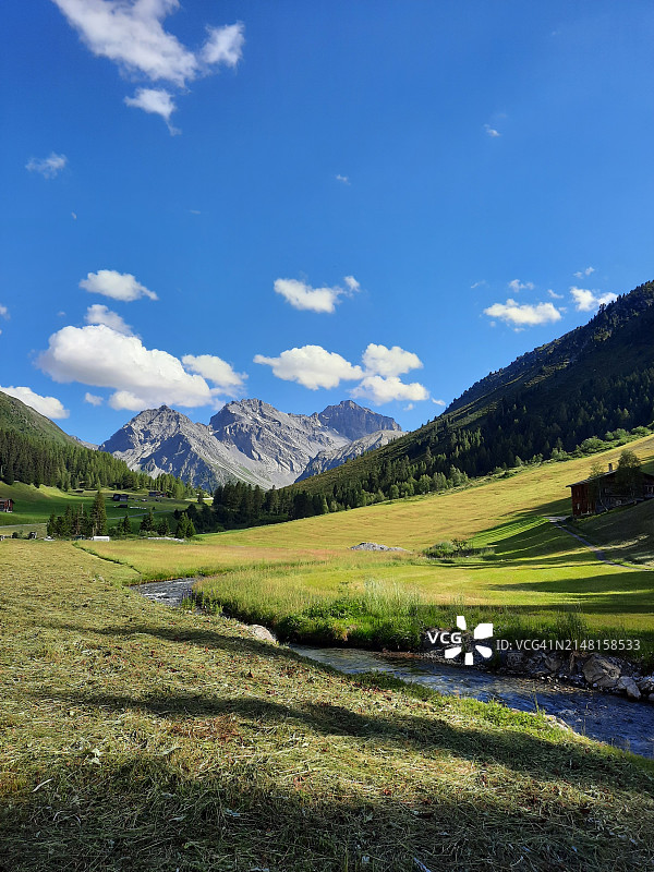 天空衬托下的田野风景图片素材