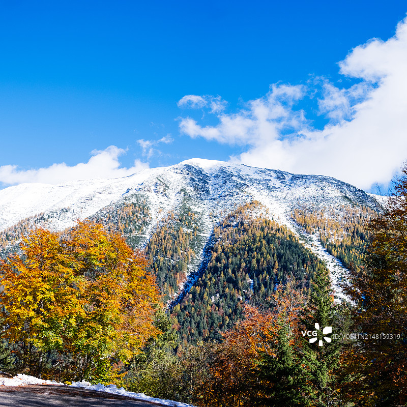 白雪皑皑的群山映衬着天空的美景图片素材
