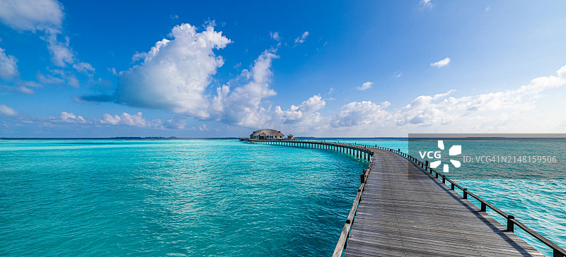 大海对着天空的全景图片素材