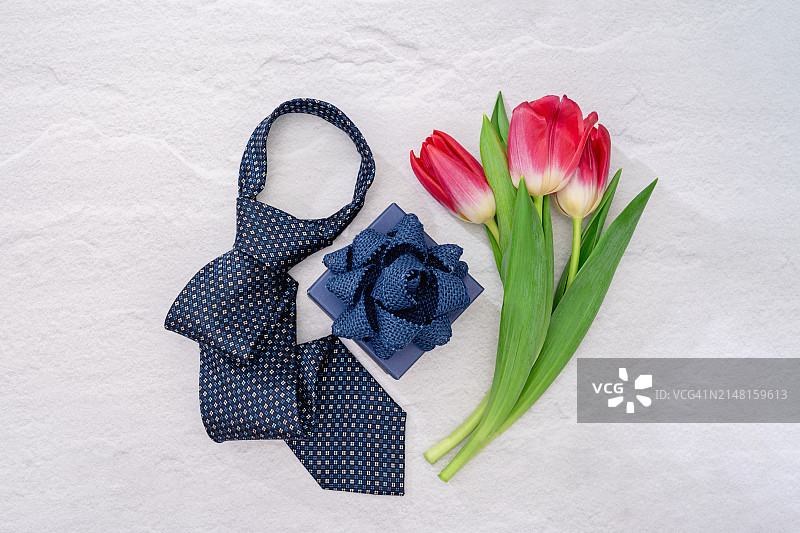 父亲节的红色郁金香和领带俯视图图片素材