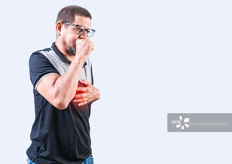 男子站在白色背景前唱歌，尼加拉瓜马那瓜图片素材