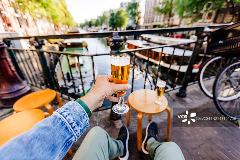 在荷兰阿姆斯特丹的运河边喝啤酒的人图片素材