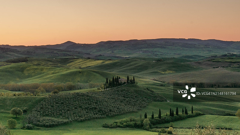 日落时，天空映衬着农田的美景图片素材