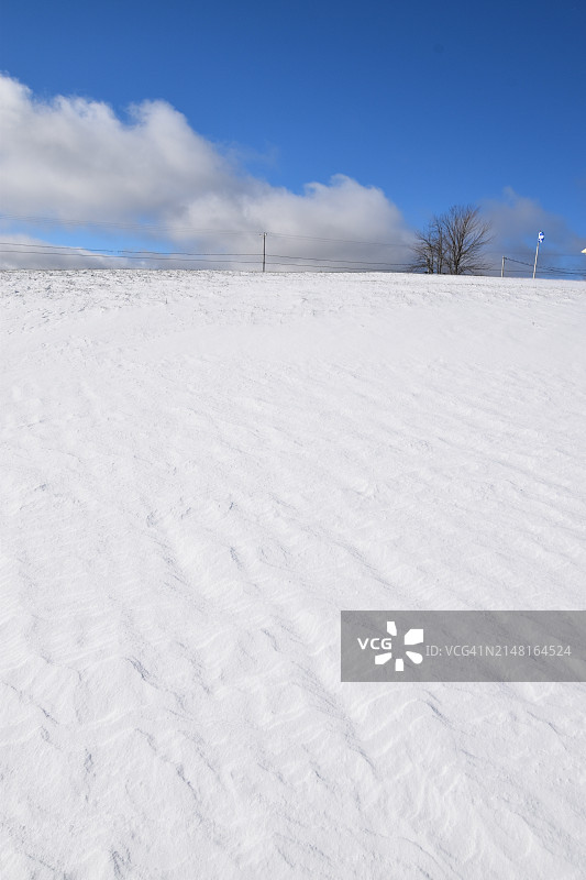 白雪覆盖的田野映衬天空的美景图片素材