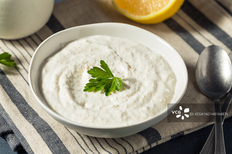 美国桌子上碗中食物的特写图片素材